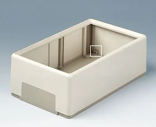 Pour la fixation au mur, le cadre du boitier peut-être vissé à la partie inférieure à partir du côté (types A)