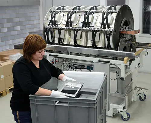 Installation de métallisation : boitier placé dans la fixation ; toutes les parties exclues de la métallisation doivent être recouvertes