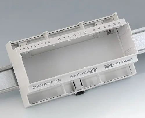 RAILTEC C en PC (UL 94 V-0), gris clair avec inscription laser