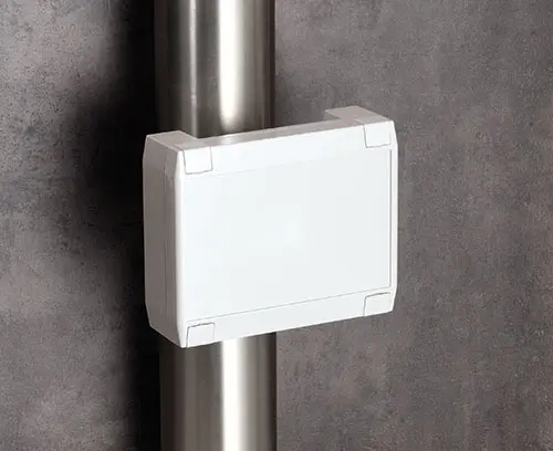 Boitier fixé au mât