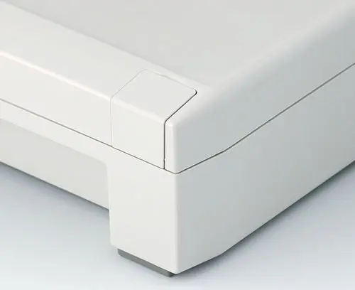 Des obturateurs design à fleur de contour cachent la zone de vissage